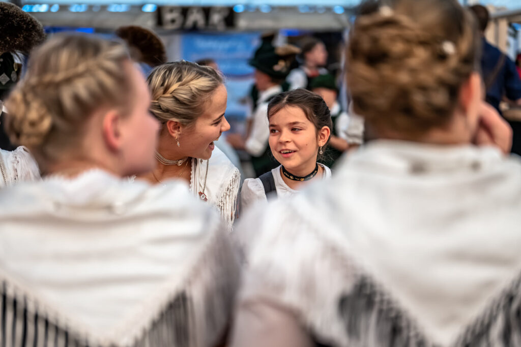 Auch die Jugend war beim Auftakt des Gaufestes stark vertreten und sorgte für ein lebendiges Bild im voll besetzten Festzelt.