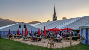 Auch außerhalb des Festzeltes genossen viele Besucher den ersten Festabend bei sommerlicher Stimmung und Blick auf die Nußdorfer Kirche.
