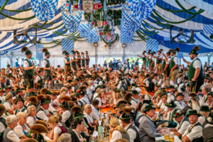 Der GTEV „Alpenrose“ und der Bayerische Inngau-Trachtenverband begeisterten beim 106. Inngau-Trachtenfest mit einem farbenprächtigen Programm, das von allen Generationen getragen wurde.