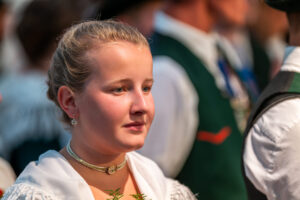 Der GTEV „Alpenrose“ und der Bayerische Inngau-Trachtenverband begeisterten beim 106. Inngau-Trachtenfest mit einem farbenprächtigen Programm, das von allen Generationen getragen wurde.
