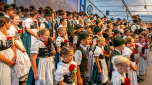Der GTEV „Alpenrose“ und der Bayerische Inngau-Trachtenverband begeisterten beim 106. Inngau-Trachtenfest mit einem farbenprächtigen Programm, das von allen Generationen getragen wurde.