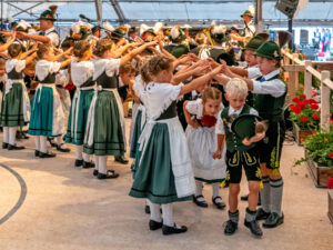 Der GTEV „Alpenrose“ und der Bayerische Inngau-Trachtenverband begeisterten beim 106. Inngau-Trachtenfest mit einem farbenprächtigen Programm, das von allen Generationen getragen wurde.