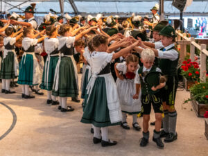 Der GTEV „Alpenrose“ und der Bayerische Inngau-Trachtenverband begeisterten beim 106. Inngau-Trachtenfest mit einem farbenprächtigen Programm, das von allen Generationen getragen wurde.
