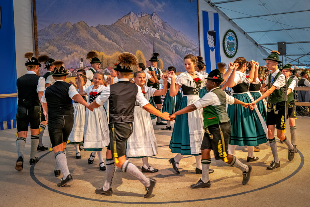 Der GTEV „Alpenrose“ und der Bayerische Inngau-Trachtenverband begeisterten beim 106. Inngau-Trachtenfest mit einem farbenprächtigen Programm, das von allen Generationen getragen wurde.