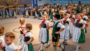 Der GTEV „Alpenrose“ und der Bayerische Inngau-Trachtenverband begeisterten beim 106. Inngau-Trachtenfest mit einem farbenprächtigen Programm, das von allen Generationen getragen wurde.