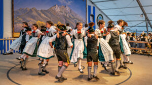 Der GTEV „Alpenrose“ und der Bayerische Inngau-Trachtenverband begeisterten beim 106. Inngau-Trachtenfest mit einem farbenprächtigen Programm, das von allen Generationen getragen wurde.