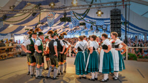 Der GTEV „Alpenrose“ und der Bayerische Inngau-Trachtenverband begeisterten beim 106. Inngau-Trachtenfest mit einem farbenprächtigen Programm, das von allen Generationen getragen wurde.