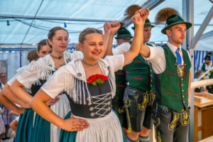 Der GTEV „Alpenrose“ und der Bayerische Inngau-Trachtenverband begeisterten beim 106. Inngau-Trachtenfest mit einem farbenprächtigen Programm, das von allen Generationen getragen wurde.