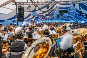 Der GTEV „Alpenrose“ und der Bayerische Inngau-Trachtenverband begeisterten beim 106. Inngau-Trachtenfest mit einem farbenprächtigen Programm, das von allen Generationen getragen wurde.