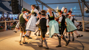 Der GTEV „Alpenrose“ und der Bayerische Inngau-Trachtenverband begeisterten beim 106. Inngau-Trachtenfest mit einem farbenprächtigen Programm, das von allen Generationen getragen wurde.