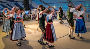 Der GTEV „Alpenrose“ und der Bayerische Inngau-Trachtenverband begeisterten beim 106. Inngau-Trachtenfest mit einem farbenprächtigen Programm, das von allen Generationen getragen wurde.
