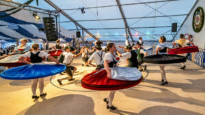 Der GTEV „Alpenrose“ und der Bayerische Inngau-Trachtenverband begeisterten beim 106. Inngau-Trachtenfest mit einem farbenprächtigen Programm, das von allen Generationen getragen wurde.