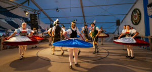 Der GTEV „Alpenrose“ und der Bayerische Inngau-Trachtenverband begeisterten beim 106. Inngau-Trachtenfest mit einem farbenprächtigen Programm, das von allen Generationen getragen wurde.