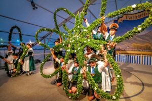 Der GTEV „Alpenrose“ und der Bayerische Inngau-Trachtenverband begeisterten beim 106. Inngau-Trachtenfest mit einem farbenprächtigen Programm, das von allen Generationen getragen wurde.