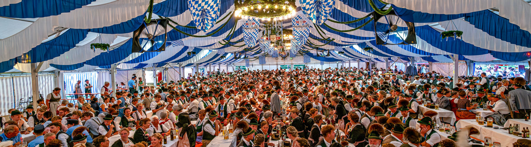 Der GTEV „Alpenrose“ und der Bayerische Inngau-Trachtenverband begeisterten beim 106. Inngau-Trachtenfest mit einem farbenprächtigen Programm, das von allen Generationen getragen wurde.