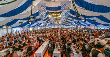 Der GTEV „Alpenrose“ und der Bayerische Inngau-Trachtenverband begeisterten beim 106. Inngau-Trachtenfest mit einem farbenprächtigen Programm, das von allen Generationen getragen wurde.