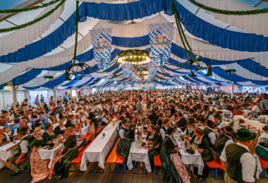 Der GTEV „Alpenrose“ und der Bayerische Inngau-Trachtenverband begeisterten beim 106. Inngau-Trachtenfest mit einem farbenprächtigen Programm, das von allen Generationen getragen wurde.