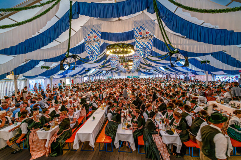 Der GTEV „Alpenrose“ und der Bayerische Inngau-Trachtenverband begeisterten beim 106. Inngau-Trachtenfest mit einem farbenprächtigen Programm, das von allen Generationen getragen wurde.
