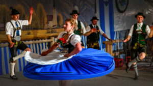 Der GTEV „Alpenrose“ und der Bayerische Inngau-Trachtenverband begeisterten beim 106. Inngau-Trachtenfest mit einem farbenprächtigen Programm, das von allen Generationen getragen wurde.