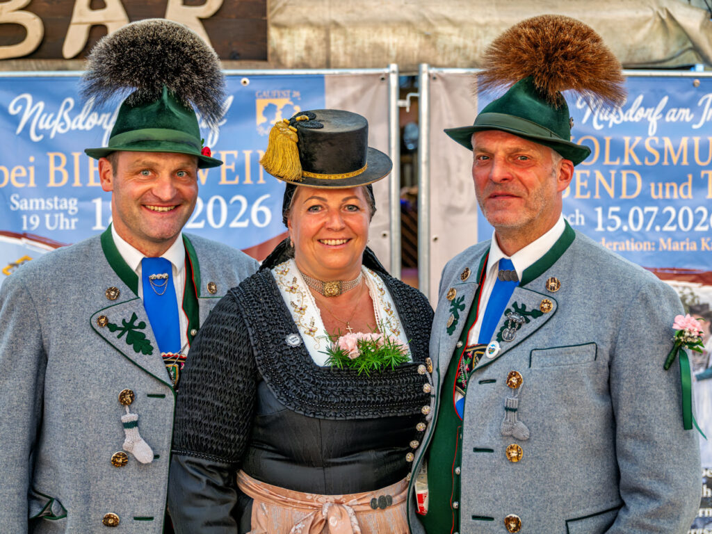 Der GTEV „Alpenrose“ und der Bayerische Inngau-Trachtenverband begeisterten beim 106. Inngau-Trachtenfest mit einem farbenprächtigen Programm, das von allen Generationen getragen wurde.