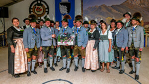 Der GTEV „Alpenrose“ und der Bayerische Inngau-Trachtenverband begeisterten beim 106. Inngau-Trachtenfest mit einem farbenprächtigen Programm, das von allen Generationen getragen wurde.
