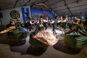 Der GTEV „Alpenrose“ und der Bayerische Inngau-Trachtenverband begeisterten beim 106. Inngau-Trachtenfest mit einem farbenprächtigen Programm, das von allen Generationen getragen wurde.
