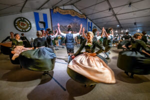 Der GTEV „Alpenrose“ und der Bayerische Inngau-Trachtenverband begeisterten beim 106. Inngau-Trachtenfest mit einem farbenprächtigen Programm, das von allen Generationen getragen wurde.