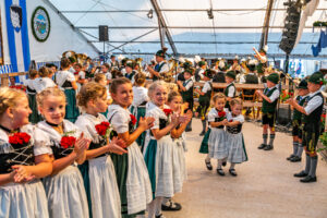 Der GTEV „Alpenrose“ und der Bayerische Inngau-Trachtenverband begeisterten beim 106. Inngau-Trachtenfest mit einem farbenprächtigen Programm, das von allen Generationen getragen wurde.