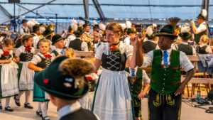 Der GTEV „Alpenrose“ und der Bayerische Inngau-Trachtenverband begeisterten beim 106. Inngau-Trachtenfest mit einem farbenprächtigen Programm, das von allen Generationen getragen wurde.