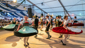 Der GTEV „Alpenrose“ und der Bayerische Inngau-Trachtenverband begeisterten beim 106. Inngau-Trachtenfest mit einem farbenprächtigen Programm, das von allen Generationen getragen wurde.