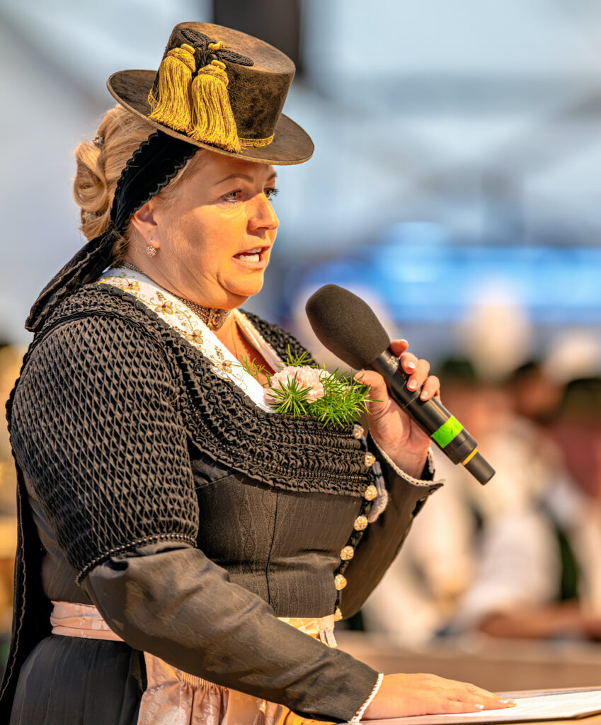 Schirmherrin Susanne Grandauer begrüßt die Gäste