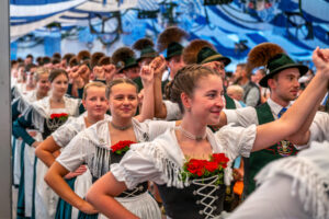 Der GTEV „Alpenrose“ und der Bayerische Inngau-Trachtenverband begeisterten beim 106. Inngau-Trachtenfest mit einem farbenprächtigen Programm, das von allen Generationen getragen wurde.