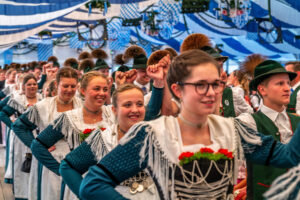 Der GTEV „Alpenrose“ und der Bayerische Inngau-Trachtenverband begeisterten beim 106. Inngau-Trachtenfest mit einem farbenprächtigen Programm, das von allen Generationen getragen wurde.
