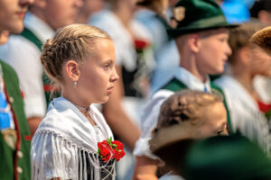 Der GTEV „Alpenrose“ und der Bayerische Inngau-Trachtenverband begeisterten beim 106. Inngau-Trachtenfest mit einem farbenprächtigen Programm, das von allen Generationen getragen wurde.