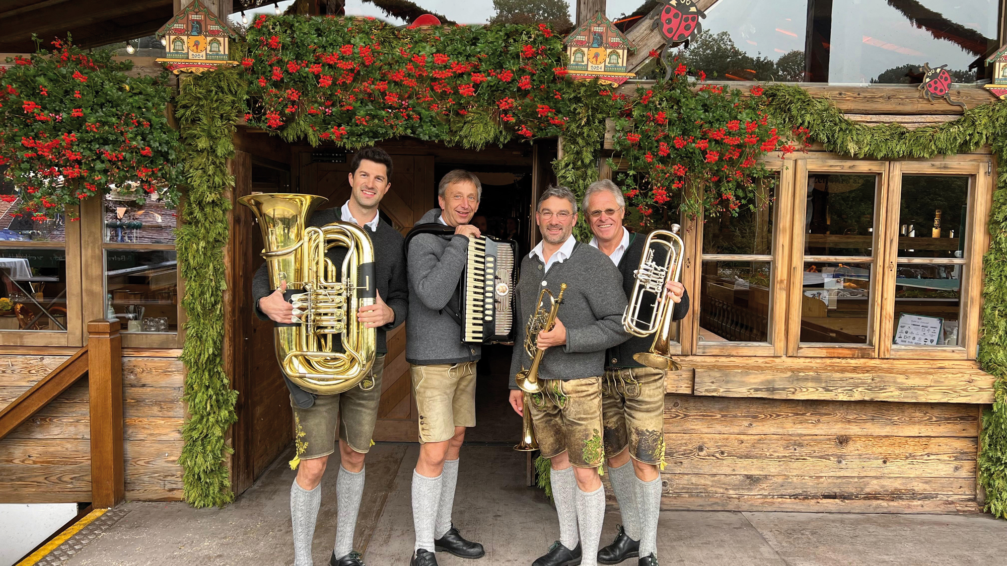 AIB-Hinterberger-Musikanten-im-Brunnenhof