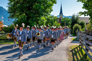 Zwischen Festfreude und stillem Gedenken: Bayerischer Inngau-Trachtenverband und GTEV „Alpenrose“ Nußdorf erinnerten an verstorbene Mitglieder, Gefallene und Vermisste.