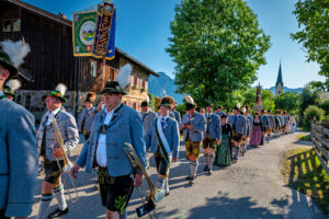 Zwischen Festfreude und stillem Gedenken: Bayerischer Inngau-Trachtenverband und GTEV „Alpenrose“ Nußdorf erinnerten an verstorbene Mitglieder, Gefallene und Vermisste.