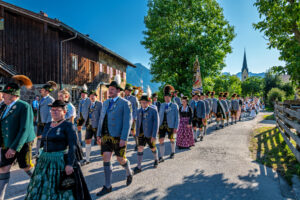 Zwischen Festfreude und stillem Gedenken: Bayerischer Inngau-Trachtenverband und GTEV „Alpenrose“ Nußdorf erinnerten an verstorbene Mitglieder, Gefallene und Vermisste.