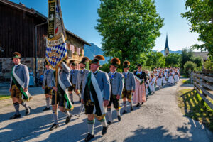 Zwischen Festfreude und stillem Gedenken: Bayerischer Inngau-Trachtenverband und GTEV „Alpenrose“ Nußdorf erinnerten an verstorbene Mitglieder, Gefallene und Vermisste.
