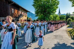 Zwischen Festfreude und stillem Gedenken: Bayerischer Inngau-Trachtenverband und GTEV „Alpenrose“ Nußdorf erinnerten an verstorbene Mitglieder, Gefallene und Vermisste.