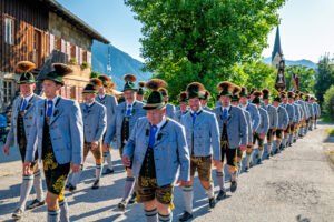 Zwischen Festfreude und stillem Gedenken: Bayerischer Inngau-Trachtenverband und GTEV „Alpenrose“ Nußdorf erinnerten an verstorbene Mitglieder, Gefallene und Vermisste.