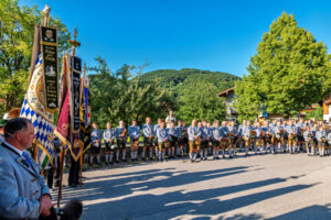 Zwischen Festfreude und stillem Gedenken: Bayerischer Inngau-Trachtenverband und GTEV „Alpenrose“ Nußdorf erinnerten an verstorbene Mitglieder, Gefallene und Vermisste.
