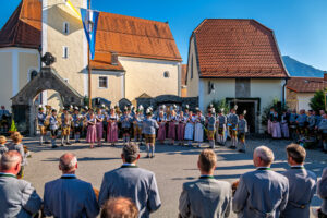 Zwischen Festfreude und stillem Gedenken: Bayerischer Inngau-Trachtenverband und GTEV „Alpenrose“ Nußdorf erinnerten an verstorbene Mitglieder, Gefallene und Vermisste.