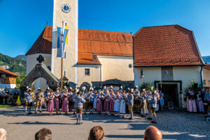 Zwischen Festfreude und stillem Gedenken: Bayerischer Inngau-Trachtenverband und GTEV „Alpenrose“ Nußdorf erinnerten an verstorbene Mitglieder, Gefallene und Vermisste.