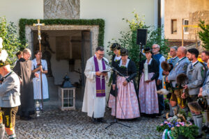 Zwischen Festfreude und stillem Gedenken: Bayerischer Inngau-Trachtenverband und GTEV „Alpenrose“ Nußdorf erinnerten an verstorbene Mitglieder, Gefallene und Vermisste.