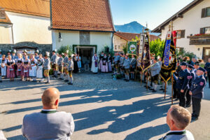 Zwischen Festfreude und stillem Gedenken: Bayerischer Inngau-Trachtenverband und GTEV „Alpenrose“ Nußdorf erinnerten an verstorbene Mitglieder, Gefallene und Vermisste.