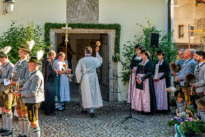 Zwischen Festfreude und stillem Gedenken: Bayerischer Inngau-Trachtenverband und GTEV „Alpenrose“ Nußdorf erinnerten an verstorbene Mitglieder, Gefallene und Vermisste.