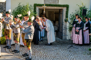 Zwischen Festfreude und stillem Gedenken: Bayerischer Inngau-Trachtenverband und GTEV „Alpenrose“ Nußdorf erinnerten an verstorbene Mitglieder, Gefallene und Vermisste.