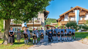 Zwischen Festfreude und stillem Gedenken: Bayerischer Inngau-Trachtenverband und GTEV „Alpenrose“ Nußdorf erinnerten an verstorbene Mitglieder, Gefallene und Vermisste.