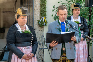 Zwischen Festfreude und stillem Gedenken: Bayerischer Inngau-Trachtenverband und GTEV „Alpenrose“ Nußdorf erinnerten an verstorbene Mitglieder, Gefallene und Vermisste.